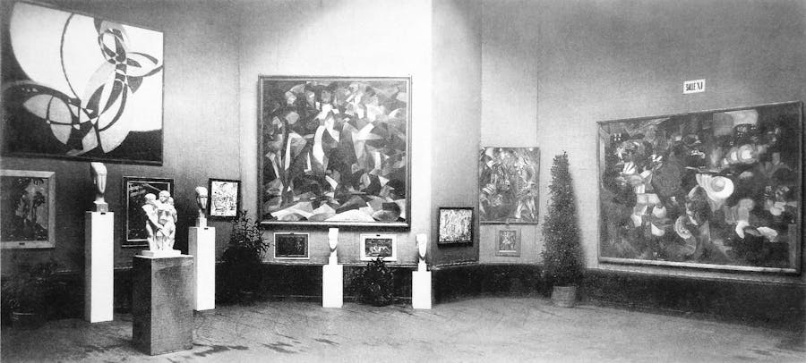 Salon d'Automne, Salle XI, Grand Palais des Champs-Élysées, Paris, between 1 October and 8 November 1912. Exhibited: Joseph Csaky (‘Groupe de femmes’, sculpture front the left), Amedeo Modigliani four sculptures on white bases. Other works are shown by Jean Metzinger (‘Dancer in a café’), František Kupka (‘Amorpha, Fugue in Two Colors’), Francis Picabia (‘The Spring’) and Henri Le Fauconnier (‘Mountaineers Attacked by Bears’). Photo: Wiki Commons