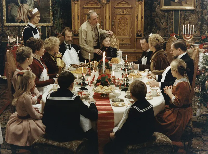 Ingmar Bergman tillsammans med skådespelarna under inspelningen av Fanny och Alexander. Foto: bergmancenter.se.