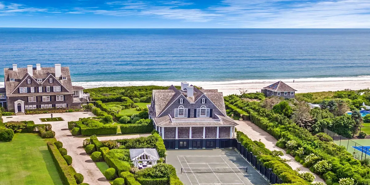 La magnifica proprietà comprende due palazzi di 10.000 metri quadrati ciascuno con piscina e campo da tennis. Immagine © Concierge Auctions via Sotheby's (dettaglio)