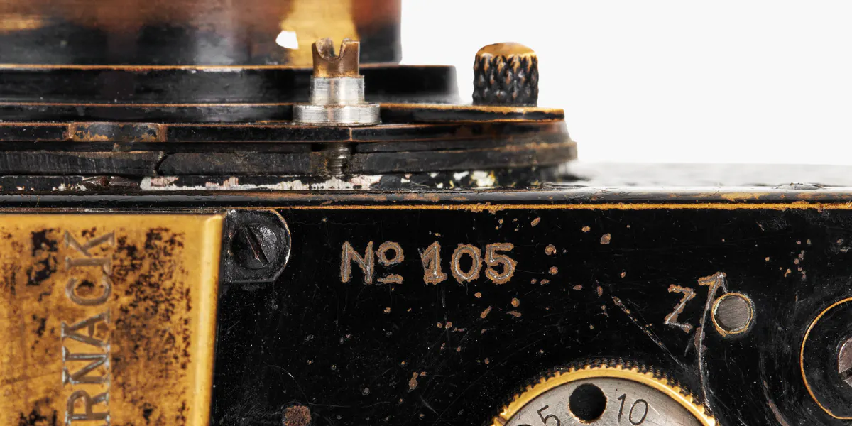 Dettaglio della fotocamera più costosa mai venduta all'asta: Leica Serie 0 "Oscar Barnack", 1923, n. 105. Foto © Leitz Photographica Auction