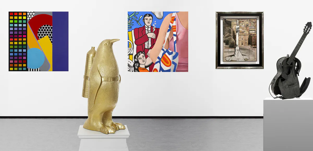 Från vänster: Cecilia Cubarle, 'Pantone', 2013. William Sweetlove, 'Cloned gold Penguin with pet bottle', 2015. Gérard Schlosser, 'Ça fait un titre', 2016. Christo och Jeanne-Claude, 'Wrapped Monument to Cristobal Colón', 1976. Arman, 'Feu Henrix', 1994. Foto: Galleri GKM