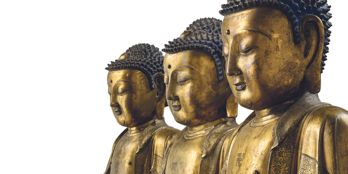 En sällsynt och viktig buddhistisk triad av förgylld brons från Mingdynastin, 1500-1600-tal, såldes hos Christie’s i Paris i december 2022 för 1 902 000 euro. Foto © Christie’s (detalj)