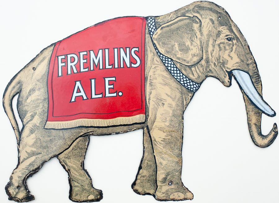 Insegna smaltata pubblicitaria con elefante. Foto © GW Railwayana Auctions