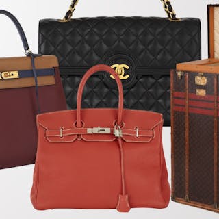 De gauche à droite : sac Hermès «Kelly», sac Chanel bleu nuit, sac Hermès «Birkin» et malle Louis Vuitton. Images © Tajan (collage)