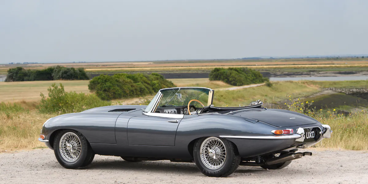 Jaguar E-Type, biposto aperta. Foto © Tim Scott, Fluid Images