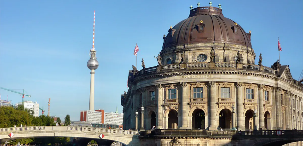 Die Museumsinsel in Berlin ist ein Museumskomplex von Weltrang. Im Vordergrund das Bode-Museum | Foto via pixabay