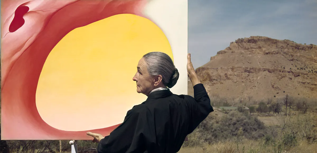 Georgia O'Keeffe fuori dal suo studio - Abiquiu, New Mexico, 1960. Foto: Tony Vaccaro / Getty Images