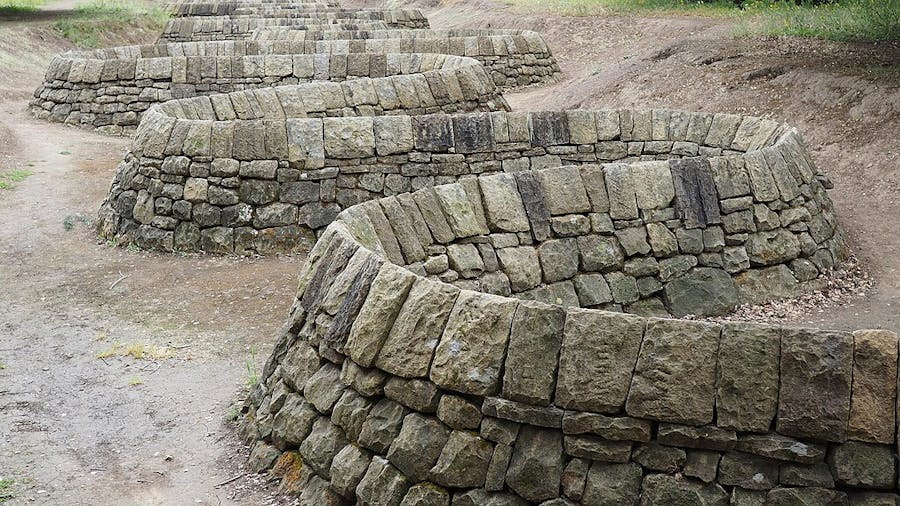 Stone River, an outdoor sculpture by Andy Goldsworthy at Stanford University. Photo by Parker Higgins, Licence CC BY 4.0