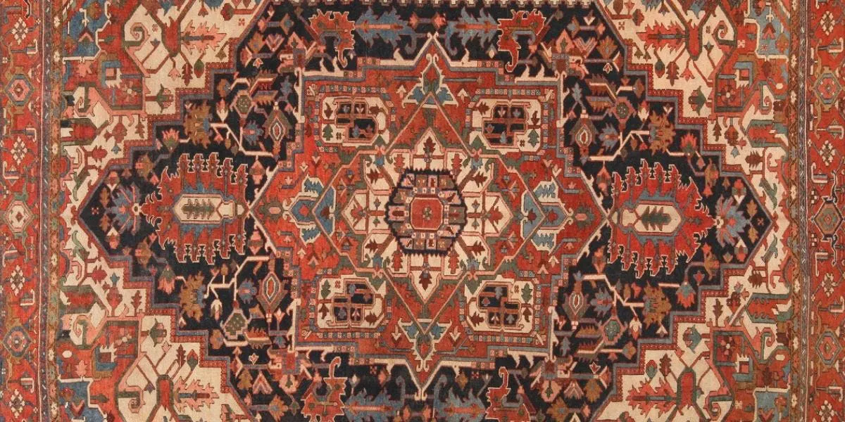 Antik persisk Heriz-matta, ca 1920, 3.75 x 2.92 m (detalj). Foto © Nazmiyal Auctions