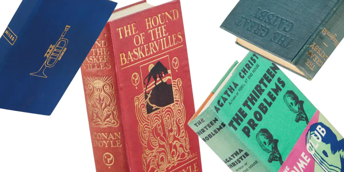 De gauche à droite : Miles Davis (1926-1991) avec Quincy Thomas Troupe Jr. (*1939), Miles. The Autobiography, New York, Simon and Schuster, 1989. Arthur Conan Doyle (1859-1930), The Hound of the Baskervilles : Another Adventure of Sherlock Holmes, Londres, George Newnes, 1902. Agatha Christie's (1890-1976), The Thirteen Problems, Londres, pour le Crime Club Ltd. by W. Collins Sons & Co. Ltd, 1932. F. Scott Fitzgerald (1896-1940), The Great Gatsby, New York, Charles Scribner's Sons, 1925. Photos © Christie's (collage)