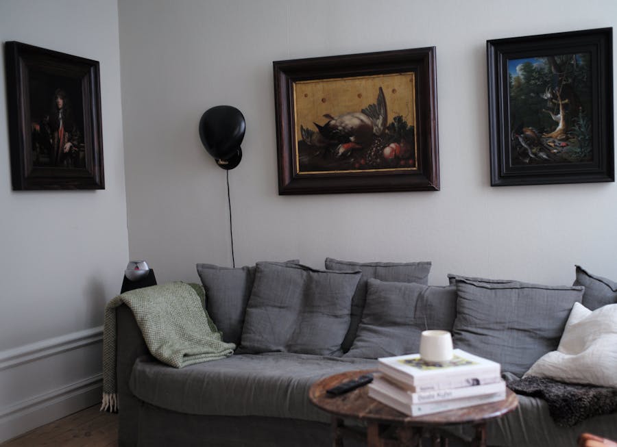 On one side of the sofa hangs a fantastic portrait by Nicolaes Maes. Photo © Pontus Wallberg