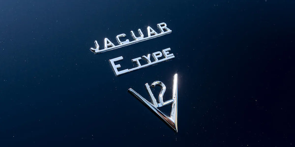 Détail et logo du Roadster commémoratif Jaguar E-Type Series III V12 de 1974 N° de châssis 1S2835. Photo © Bonhams (détail)