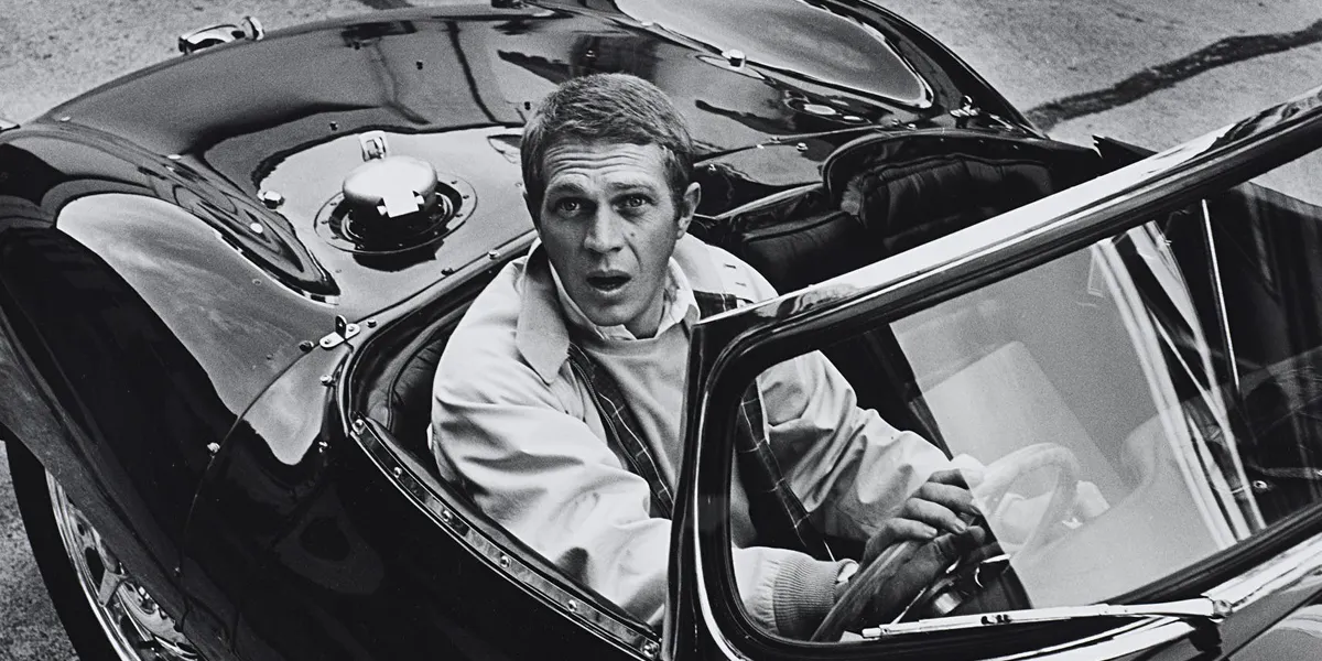 William Claxton, "Steve McQueen con la sua Jaguar XK55, Hollywood, 1962" (dettaglio), stampa in gelatina ai sali d'argento, foto © Phillips