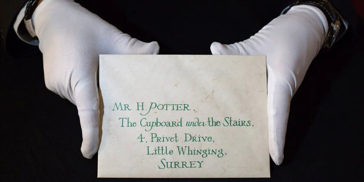 La lettre d'admission d'Harry Potter à Poudlard dans le premier volet Harry Potter à l’école des sorciers (2001), image © John Phillips / Getty Images
