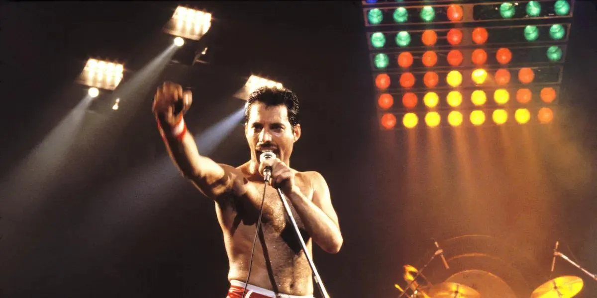 Freddie Mercury sur scène avec Queen, 1982. Photo © Steve Jennings/WireImage/Getty Images