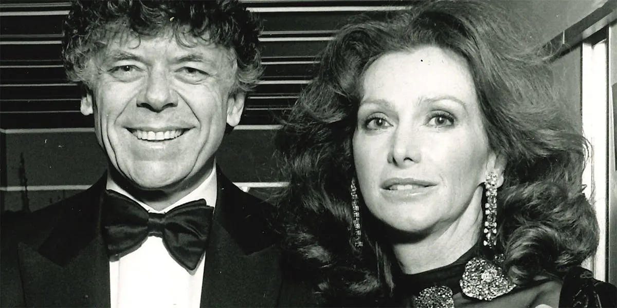 Ann e Gordon Getty, 1998. La signora Getty indossa un paio di spille Pansy in citrino, granato e diamanti di JAR. Foto: Bruce Forrester tramite Christie's (dettaglio)
