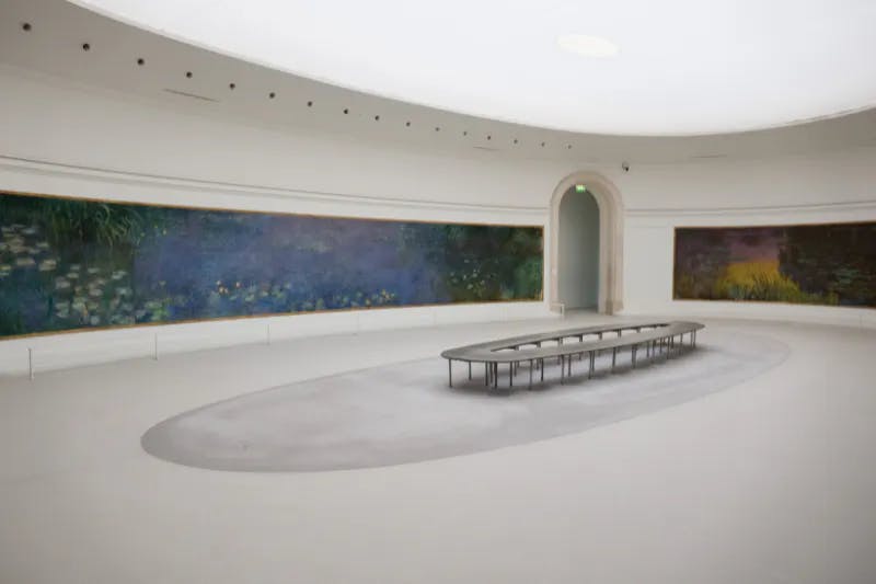 L'une des deux salles du musée de l'Orangerie, à Paris, contenant quelques-uns des Nymphéas de Monet. Licence CC BY-SA 4.0 via Wikimedia Commons