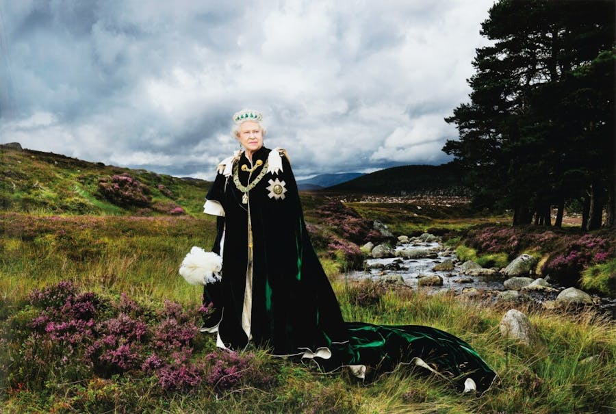 Julian Calder, ‘The Queen of Scots, Sovereign of the Most Ancient and Most Noble Order of the Thistle and Chief of the Chiefs’, 2010, färgfotografi, signerad och numrerad ‘4/50’, 100 x 150 cm. Foto © Sotheby’s