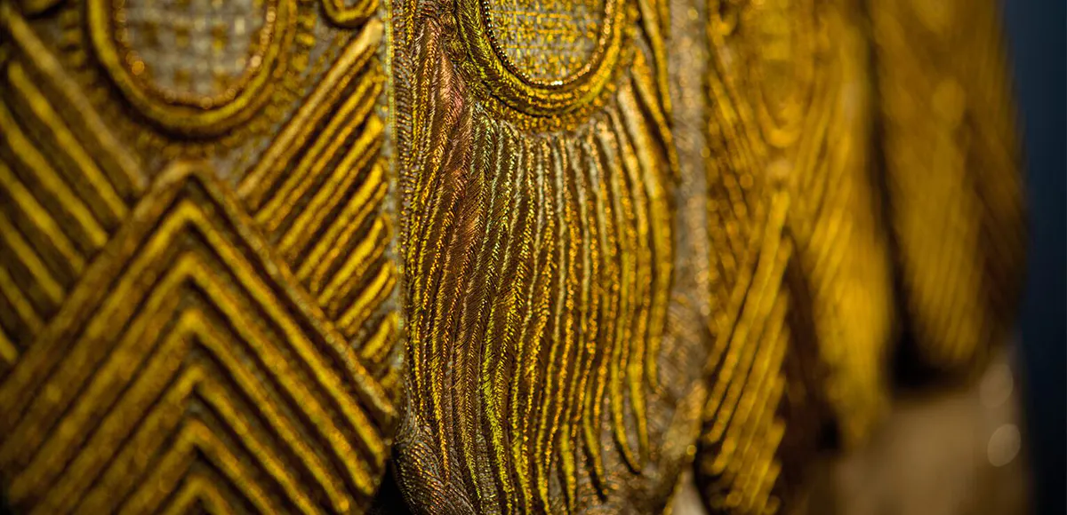 Robe de mariée traditionnelle chinoise en or (détail), Guo Pei, image © Sotheby's