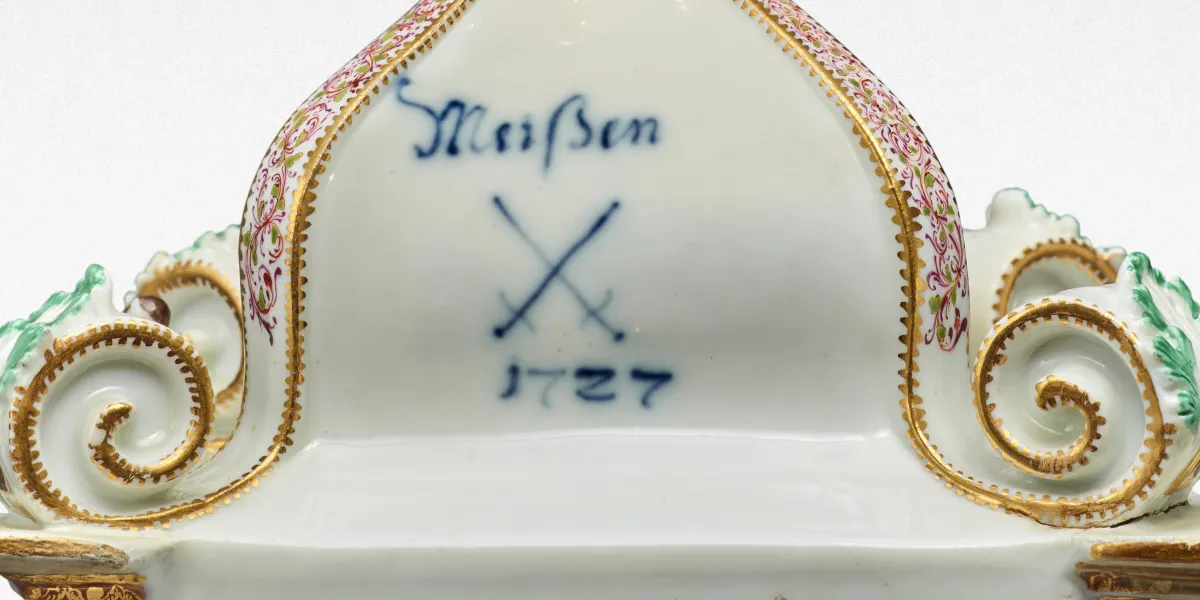 Importante cassa dell'orologio Meissen documentata e datata, 1727, montatura in bronzo dorato probabilmente tedesca, metà del XVIII secolo; opera firmata Barrey à Paris, circa 1700. Risultato 1.593 milioni di dollari (stima 200.000-400.000 dollari). Foto © Sotheby's (dettaglio)