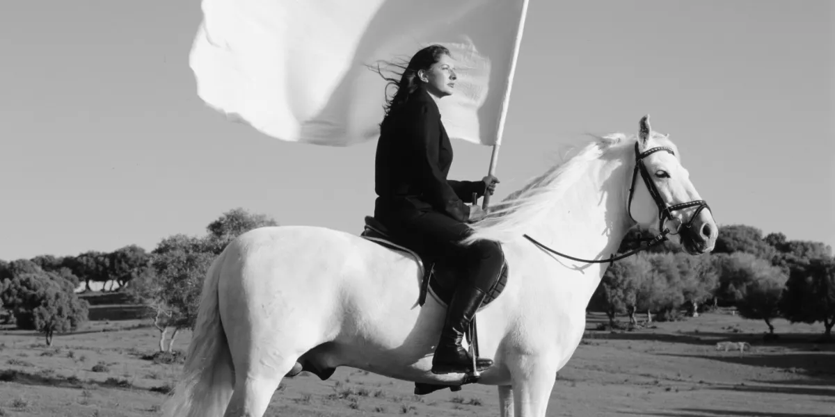 Marina Abramović, L'eroe, 2001. Video a canale singolo (bianco e nero, suono); 14 minuti, 19 secondi. Per gentile concessione dell'Archivio Marina Abramović. Foto © Marina Abramović (dettaglio)