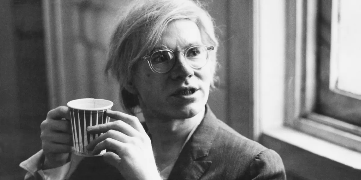 L'artista pop americano Andy Warhol (1928 - 1987) con in mano un bicchiere di carta, 9 agosto 1971. Foto di Pictorial Parade / Archive Photos / Getty Images (dettaglio)