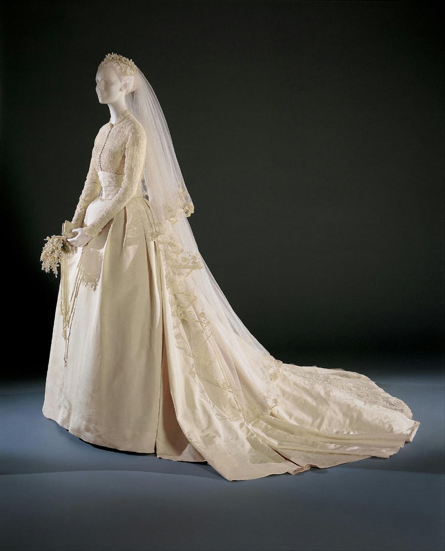 I den här klänningen gifte sig skådespelerskan Grace Kelly med Prins Rainer III den 19 april 1956. Foto © Philadelphia Museum of Art