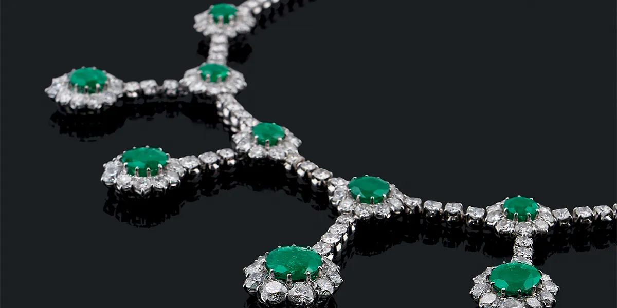 Parure in oro, smeraldi e diamanti anni ’50, composta da una collana e un paio di orecchini a goccia (lotto 285, stima 18.000 – 20.000 euro). Foto © Wannenes (dettaglio)