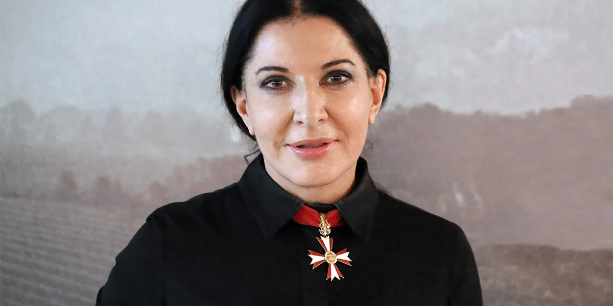 Marina Abramović (con la Decorazione austriaca d'Onore per la Scienza e l'Arte, assegnatale nel 2008) alla proiezione di Marina Abramović: The Artist Is Present durante la Viennale 2012, Gartenbaukino. Foto di Manfred Werner / Tsui (https://creativecommons.org/licenses/by-sa/3.0/) (dettaglio)
