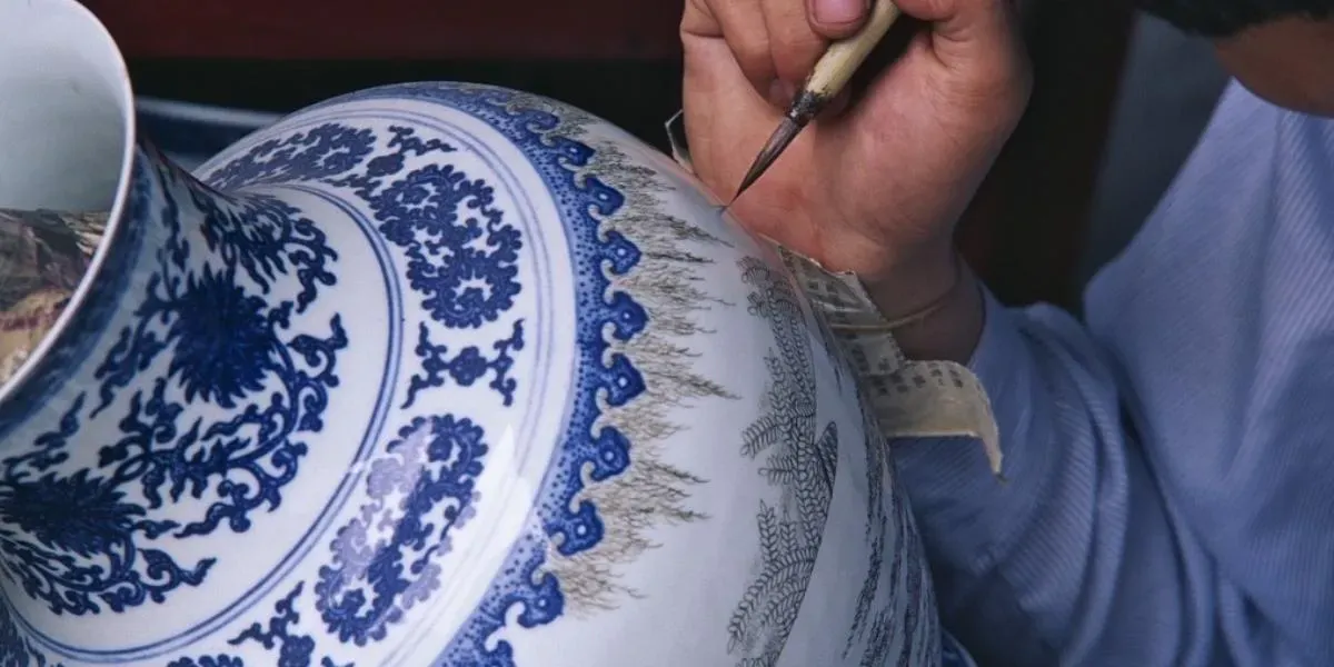 Artisan peignant un vase en porcelaine. Photo © VCG
