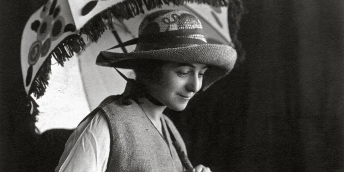 Sonia Delaunay 1920 in Madrid in 1920 in einer Kreation von "Casa Sonia". Foto von Zockoll (attr.) © Thyssen Museum via Wikimedia Commons (Detail)