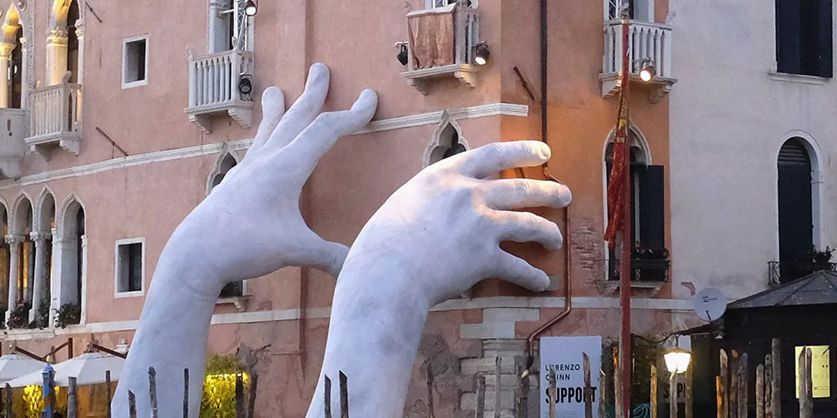 La scultura ‘Support’ di Lorenzo Quinn a Venezia, 19 maggio 2017. Foto © Adam Berry / Getty Images
