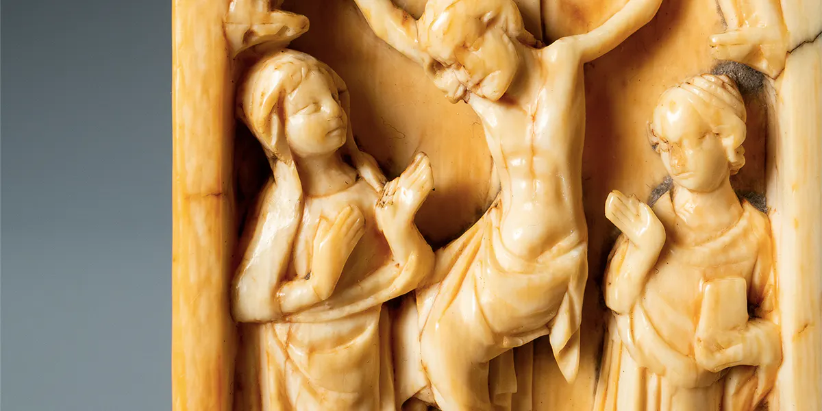 Rechtes Panel eines Elfenbein-Diptychons mit Kreuzigungsszene, wohl Paris, 14. Jh. Foto © Rob Michiels Auctions (Detail)