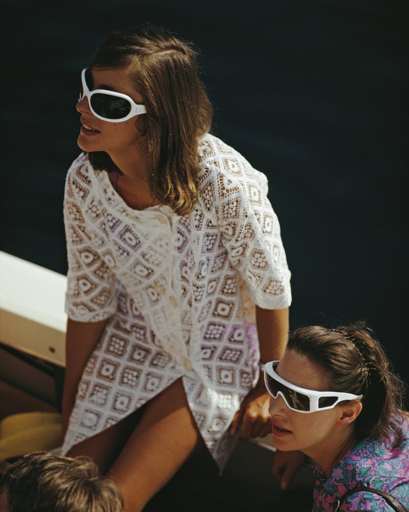 La principessa Margaret, contessa di Snowdon (1930 - 2002, a destra) indossa occhiali da sole in stile futuristico, sullo yacht dell'Aga Khan, Costa Smeralda, Sardegna, Italia, agosto 1967. Foto di Slim Aarons / Getty Images (dettaglio)