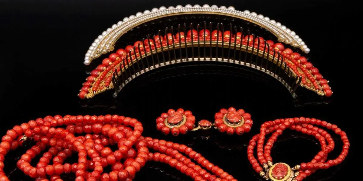 Grande parure napoléonienne en corail méditerranéen, or et perles. Photo © Telearte
