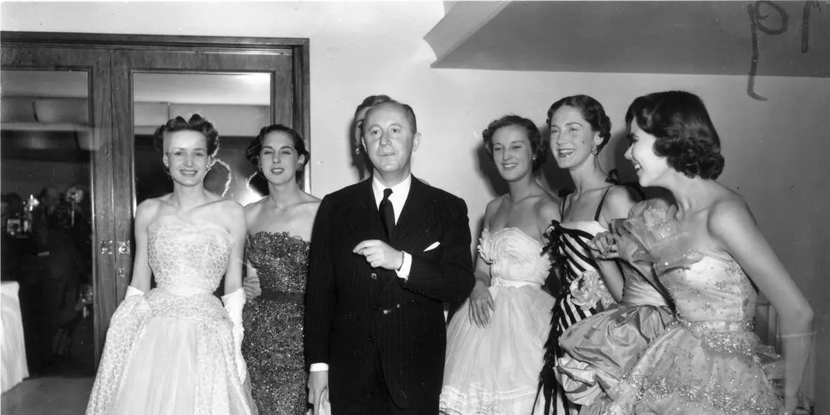 25. April 1950: Couturier Christian Dior (1905 - 1957), Schöpfer des "New Look" und der "A-Linie", mit 6 seiner Mannequins nach einer Modenschau im Savoy Hotel, London | Foto: Fred Ramage/Keystone/Getty Images