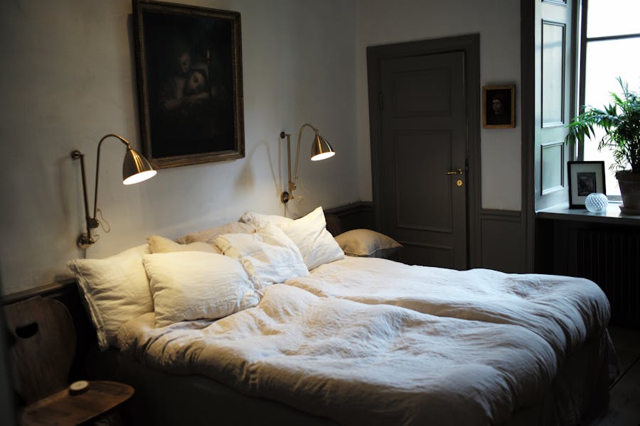 Above the bed hangs an atmospheric interior by Philippe Mercier (1689-1760) with a price tag of 38,000 euros ($45,000). Photo © Pontus Wallberg