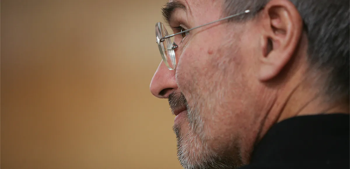 Apple-Chef Steve Jobs verkündet auf einer Pressekonferenz in Berlin am 19. September 2007, dass T-Mobile der Partner für den Verkauf des iPhones in Deutschland sein wird. Das iPhone wird ab dem 9. November in Deutschland für 399 Euro erhältlich sein | Foto: Sean Gallup/Getty Images (Detail)
