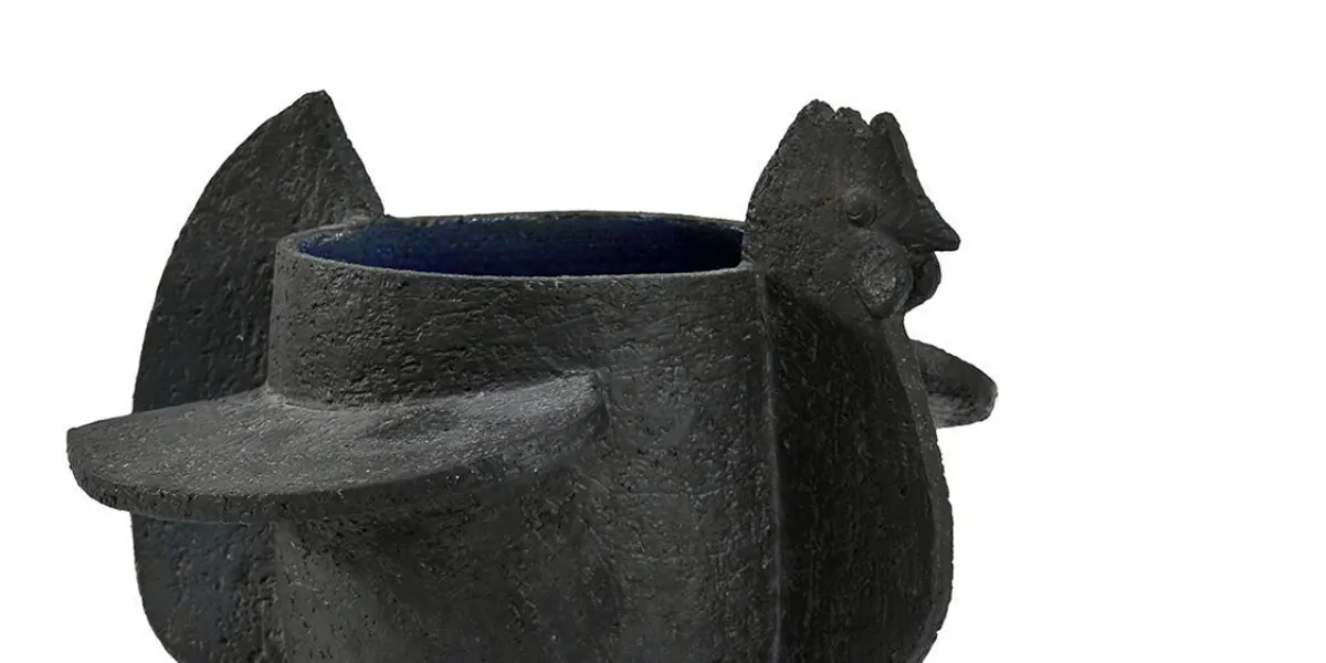 François-Xavier Lalanne, (1927-2008) & Artcurial (éditeur), vase en terre chamottée, surface scarifiée émaillée noir, intérieur émaillé bleu, vers 1990. Photo © ARP (détail)