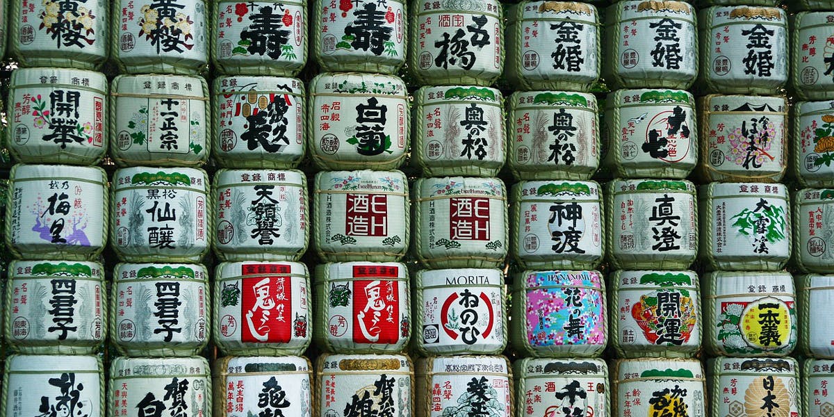 Pourquoi au Japon font-ils déborder le saké quand ils le servent