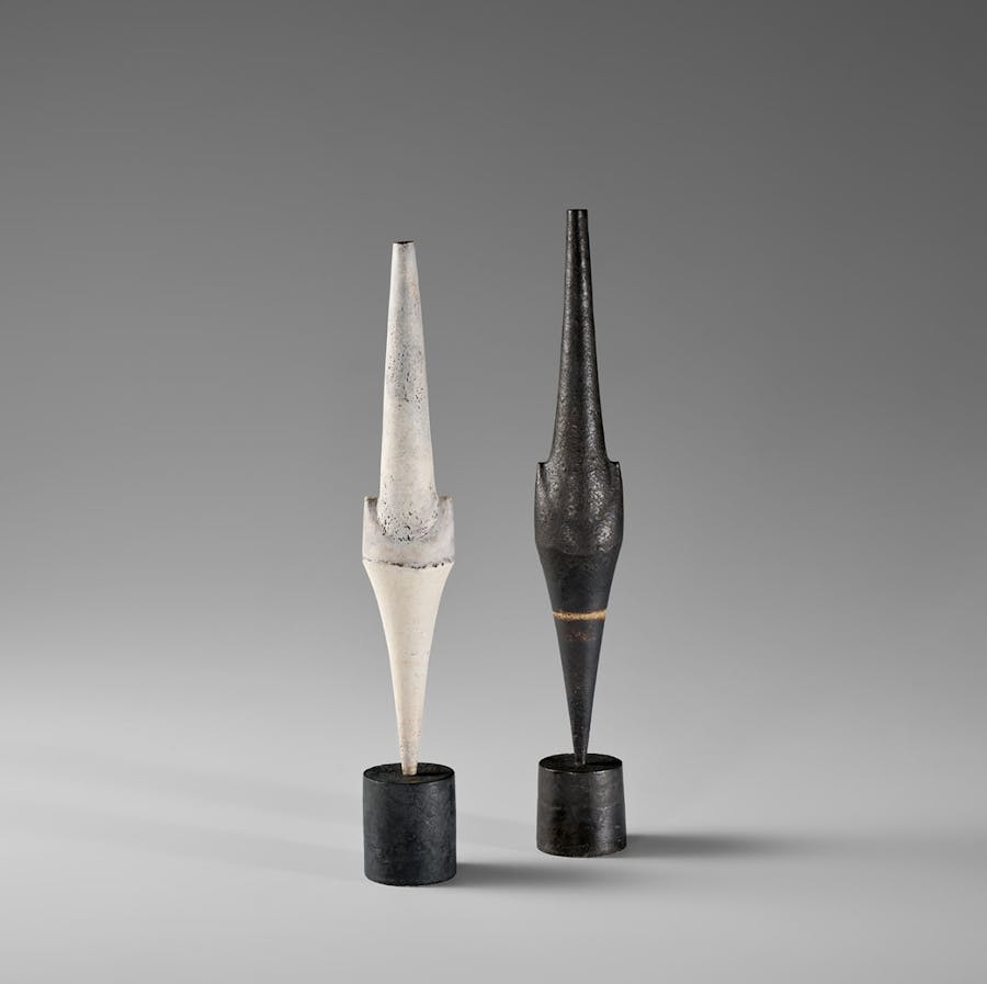 Höger: Hans Coper, Black 'Cycladic Arrow' form, 1976, stengods, 36 x 5 x 5 cm. Såld för 647 700. Foto © Phillips