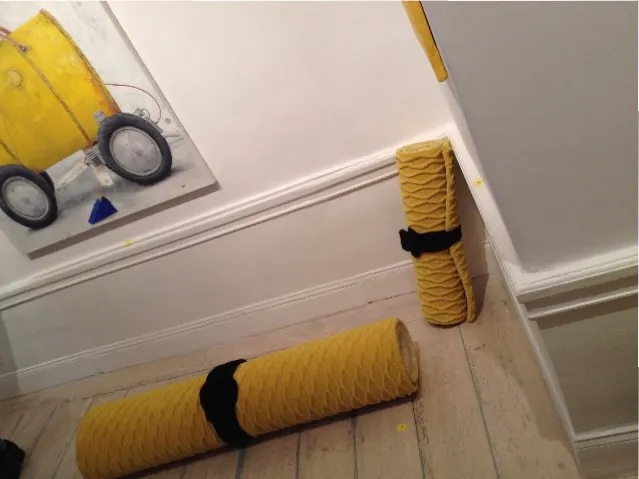 Dessa ihoprullade mattor med svart bälte är formgivna av Emma Marga Blanche.