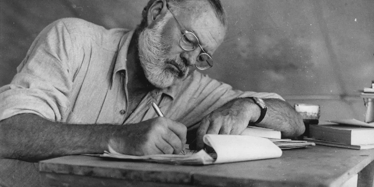 Ernest Hemingway, nel 1953 circa. Immagine di dominio pubblico (dettaglio)