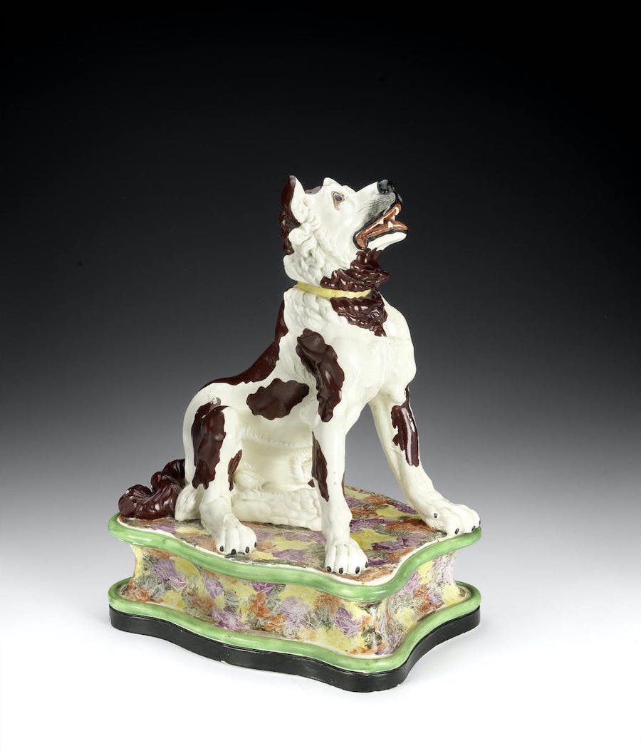 Rare modèle d'un chien du Staffordshire, vers 1830, vendu chez Bonhams en 2012 pour 5 600 euros, image © Bonhams