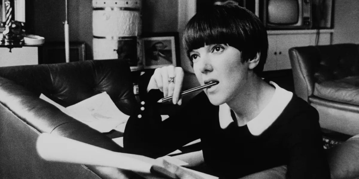 La stilista britannica Mary Quant al lavoro, 1965 circa. (Foto di Keystone/Hulton Archive/Getty Images) (dettaglio)