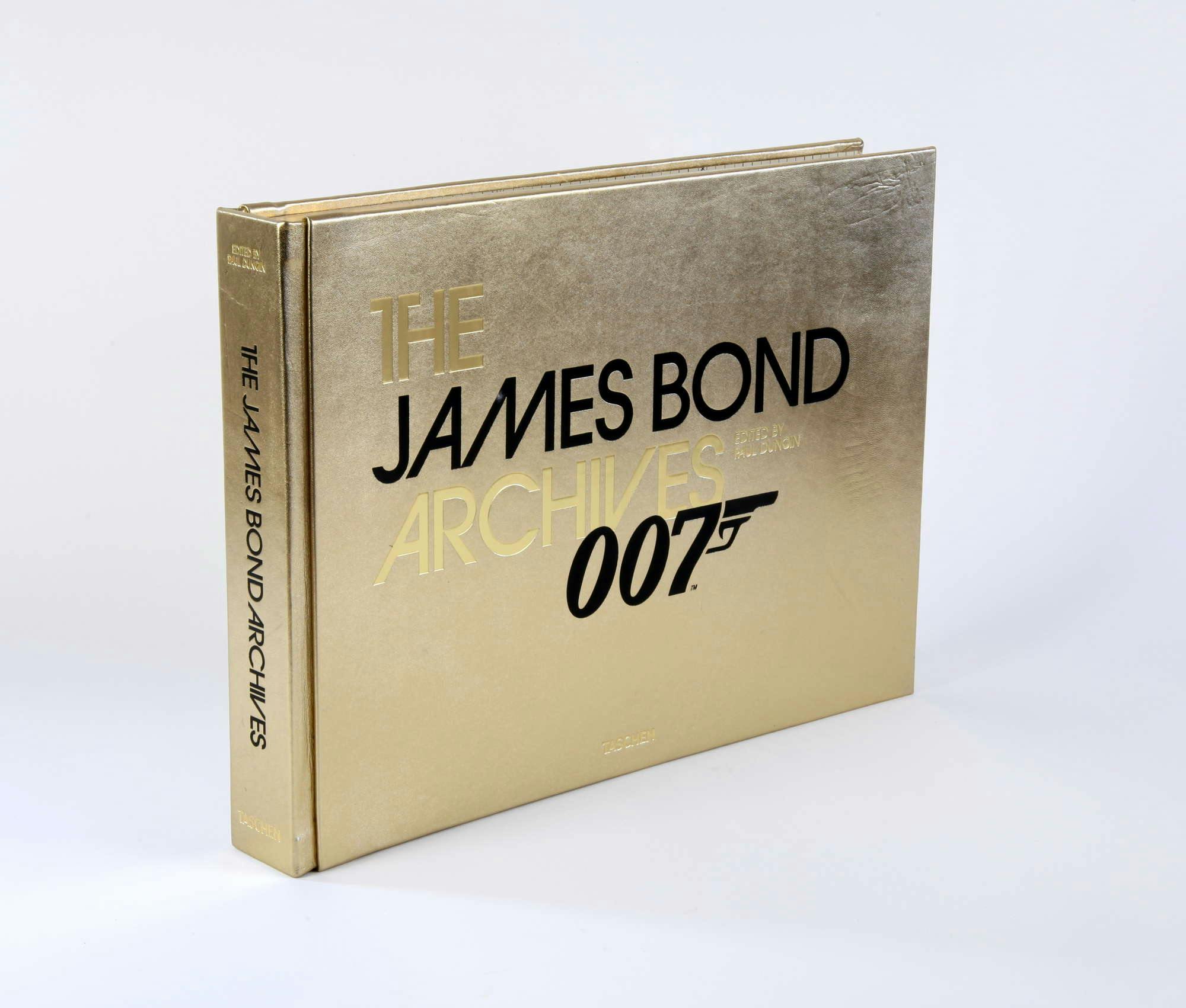 Secret Agent Daniel Craig 007 James Bond Gold Coin Autographed Film Old Books