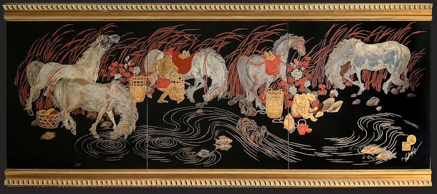 Pittura su lacca con incisioni e pigmenti d'oro e d'argento. Realizzato in collaborazione dagli artisti Nguyen Khang e Nguyen Kim Diep. Il dipinto raffigura una scena con una famiglia di addestratori di cavalli in un ambiente vietnamita. Foto di HuongAnna Nguyen, Licenza CC BY-SA 4.0 