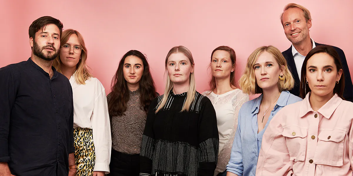 Barnebys redaktion med representanter från åtta marknader. Från vänster, Anders Landén och Ulrika Nilsson, redaktörer Sverige. Kira Reinke, USA, Jessica Douglas, Storbritannien, Gritta von Toll, Tyskland, Frankrike, Alice Invernizzi, Italien. Längst bak en glad grundare. Pontus Silfverstolpe.