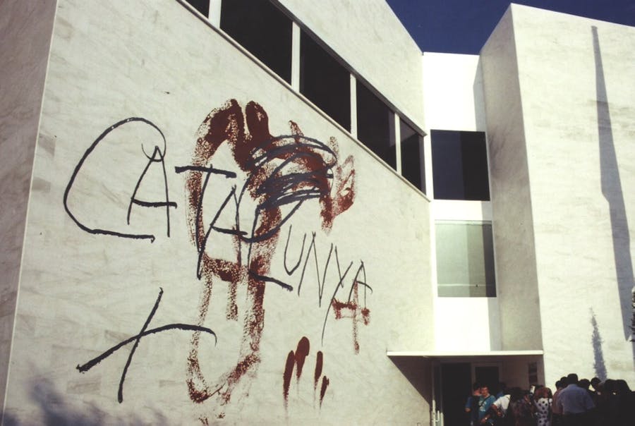 Tàpies' mural at the Catalan Pavilion at the Seville Expo '92. By Canaan - Own work, CC BY-SA 4.0