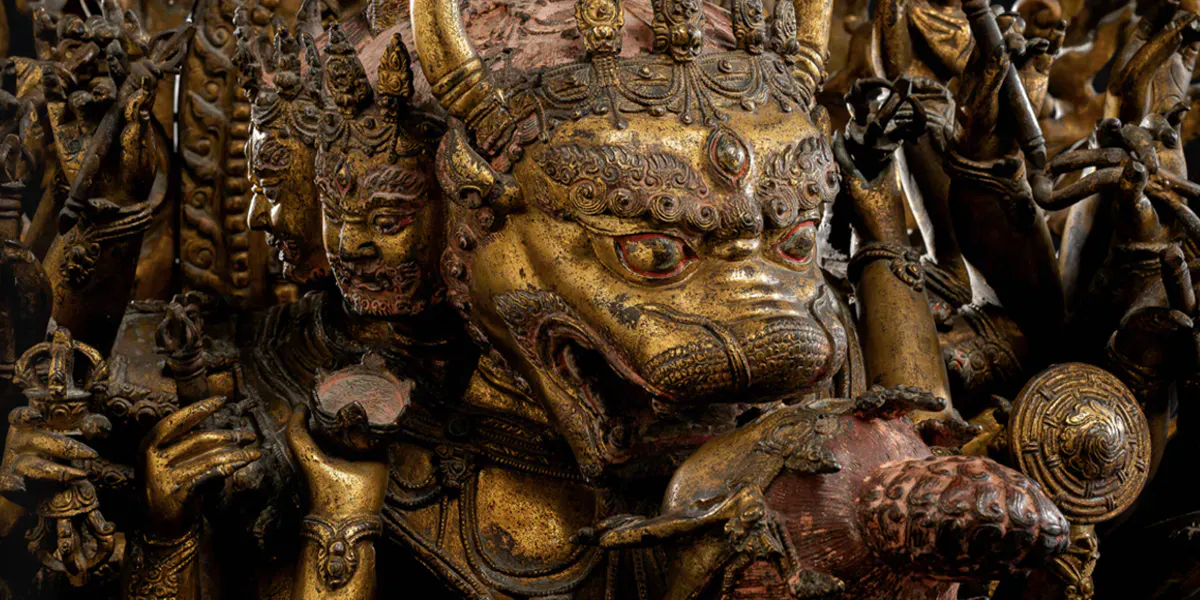 Kejserlig brons av Vajrabhairava, 1473, förgylld brons, H 94 cm, Kina, period och Chenghua-märke, inskrift med datum. Foto © Nagel Auktionen (detalj)